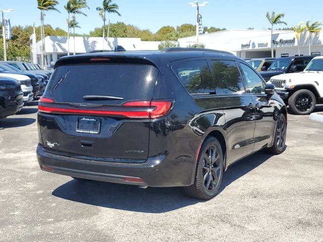 2024 Chrysler Pacifica Limited photo 4