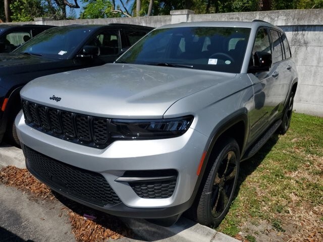 2024 Jeep Grand Cherokee Altitude photo 2