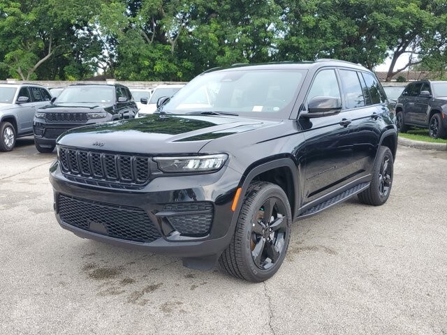 2024 Jeep Grand Cherokee Altitude photo 2