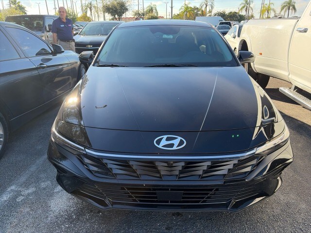 2024 Hyundai Elantra Limited photo 2