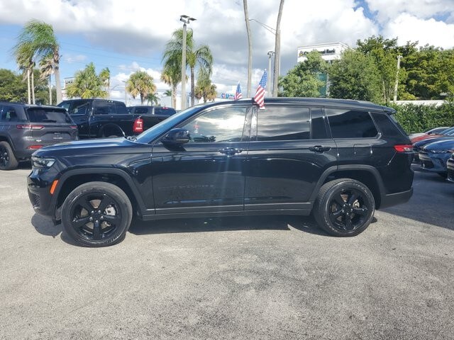 2023 Jeep Grand Cherokee Altitude photo 3