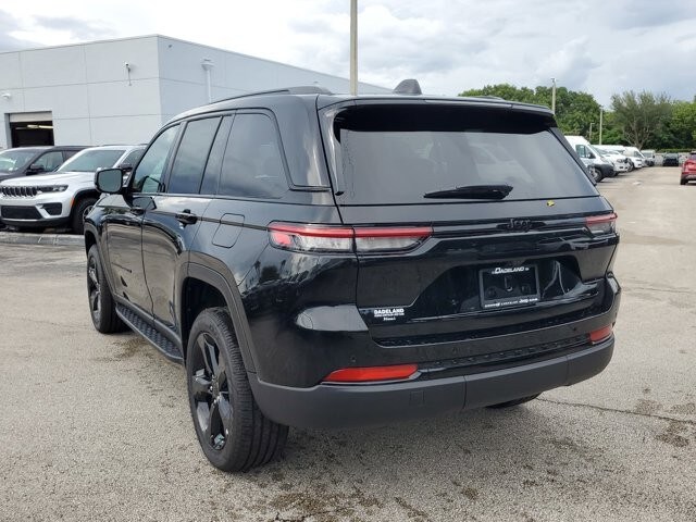 2024 Jeep Grand Cherokee Altitude photo 3
