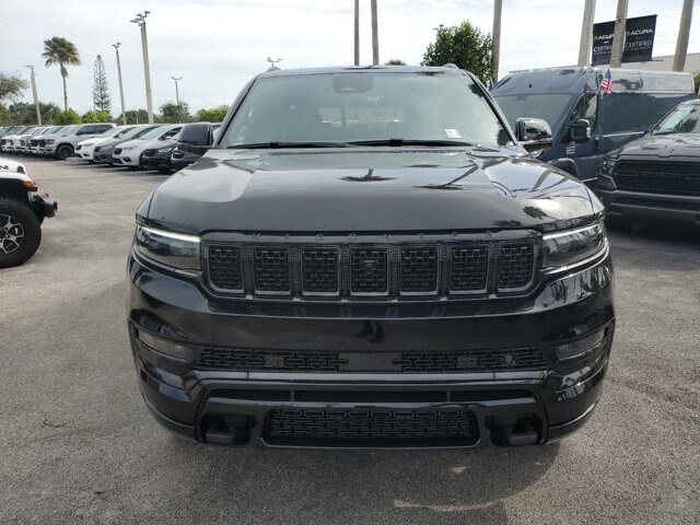 2023 Jeep Grand Wagoneer II photo 2
