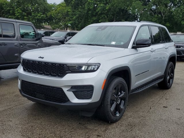 2024 Jeep Grand Cherokee Altitude photo 2