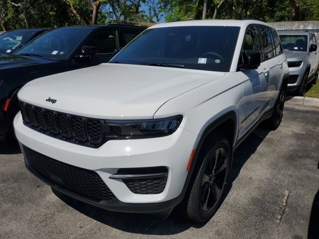 2024 Jeep Grand Cherokee Altitude photo 2