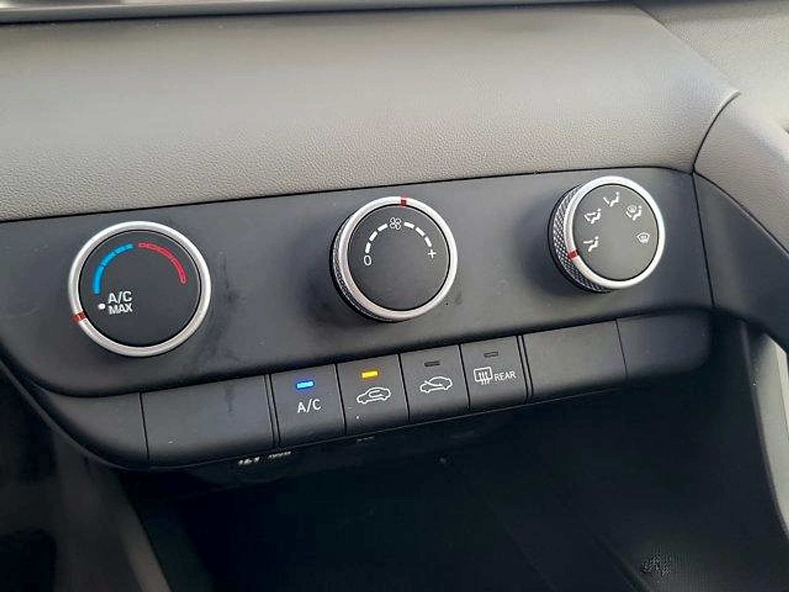 2025 Hyundai Elantra SE - Photo 29