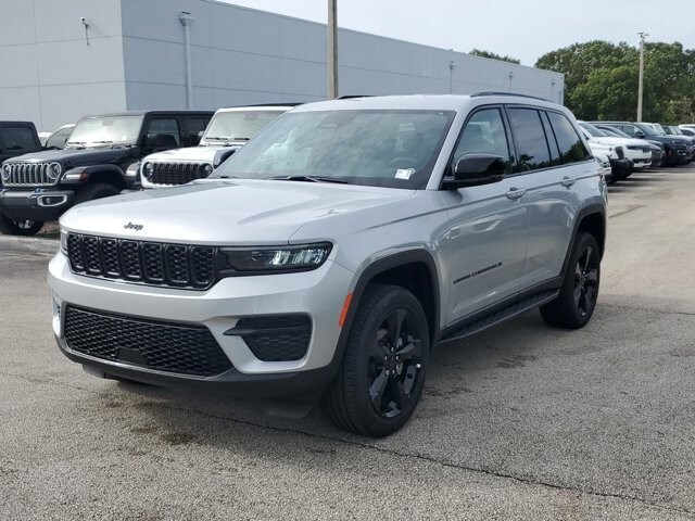 2024 Jeep Grand Cherokee Altitude photo 2