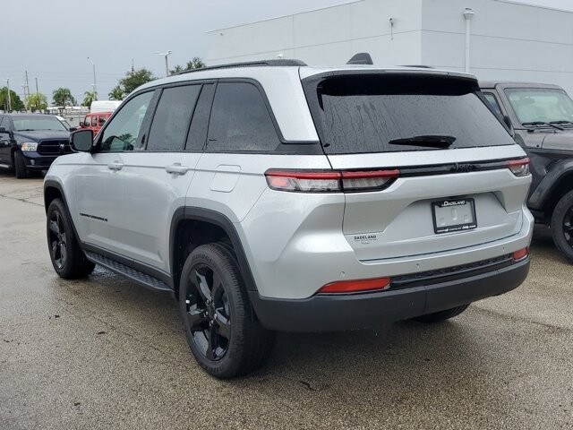 2024 Jeep Grand Cherokee Altitude photo 3