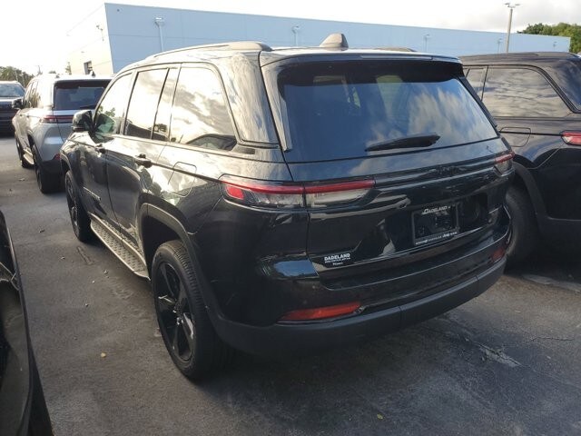 2024 Jeep Grand Cherokee Altitude photo 3