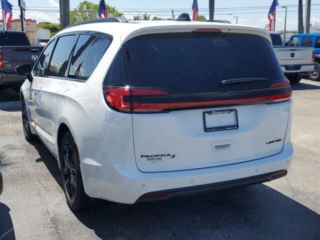 2024 Chrysler Pacifica Limited photo 3