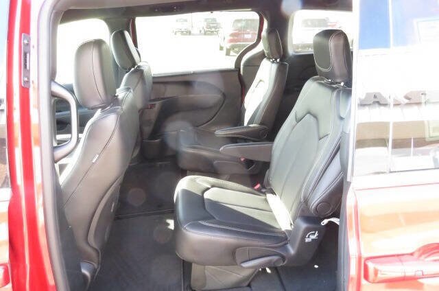 2026 Chrysler Pacifica Select - Photo 12