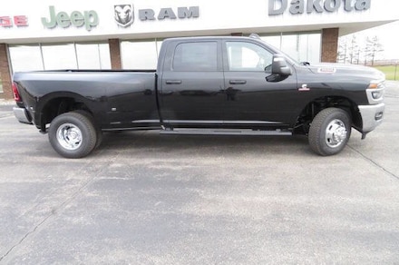 2026 Ram 3500 TRADESMAN CREW CAB 4X4 8' BOX Pickup