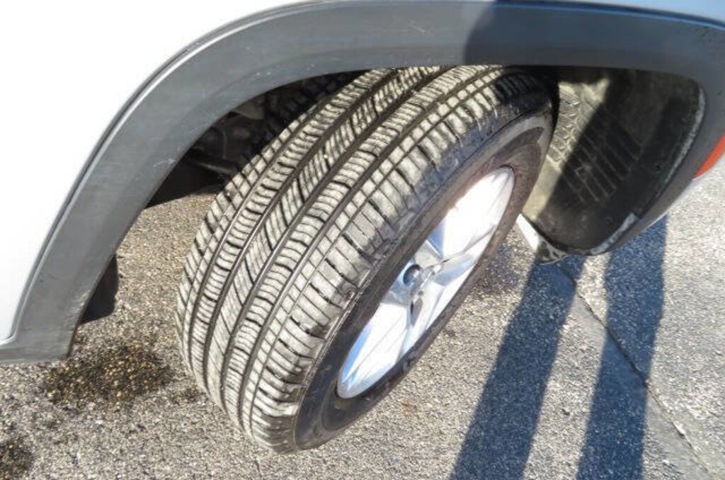 Used 2024 Jeep Grand Cherokee L Laredo SUV