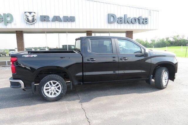2019 Chevrolet Silverado 1500 LT photo 2