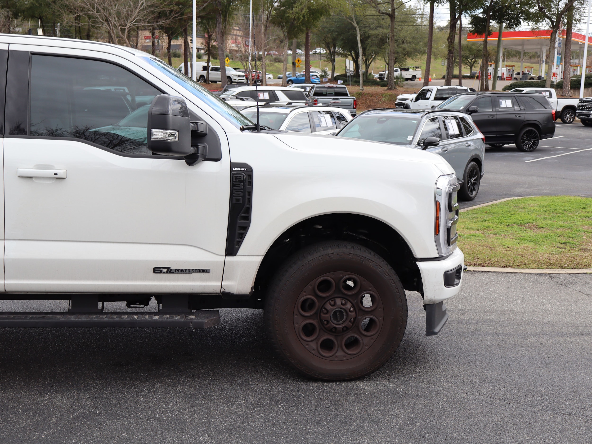2025 Ford Super Duty F-350 SRW LARIAT photo 4