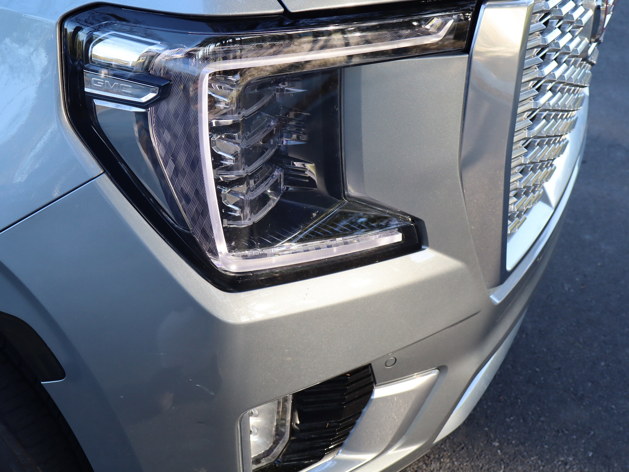 2024 GMC Yukon Denali photo 3