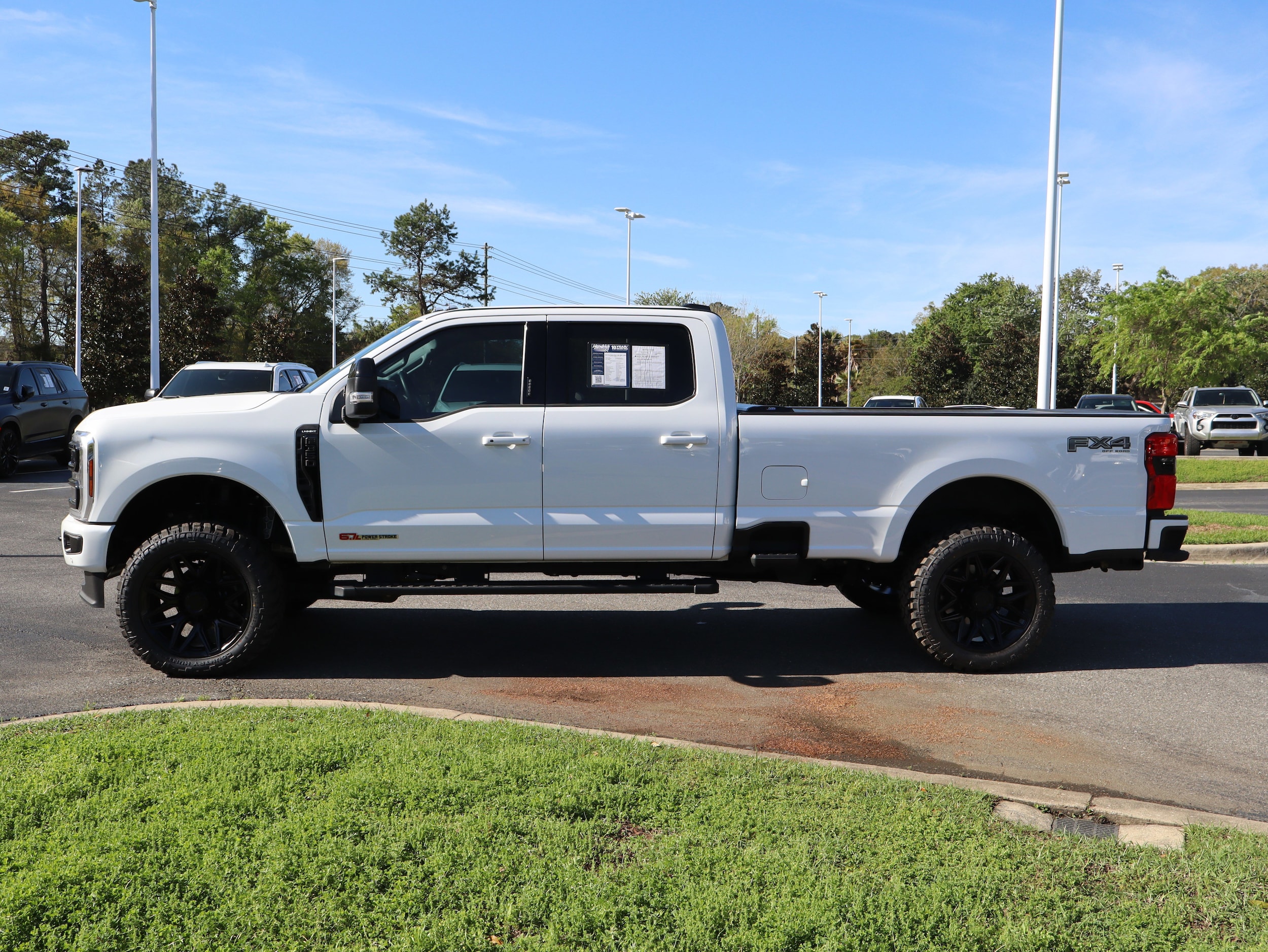 2024 Ford Super Duty F-350 SRW LARIAT photo 4