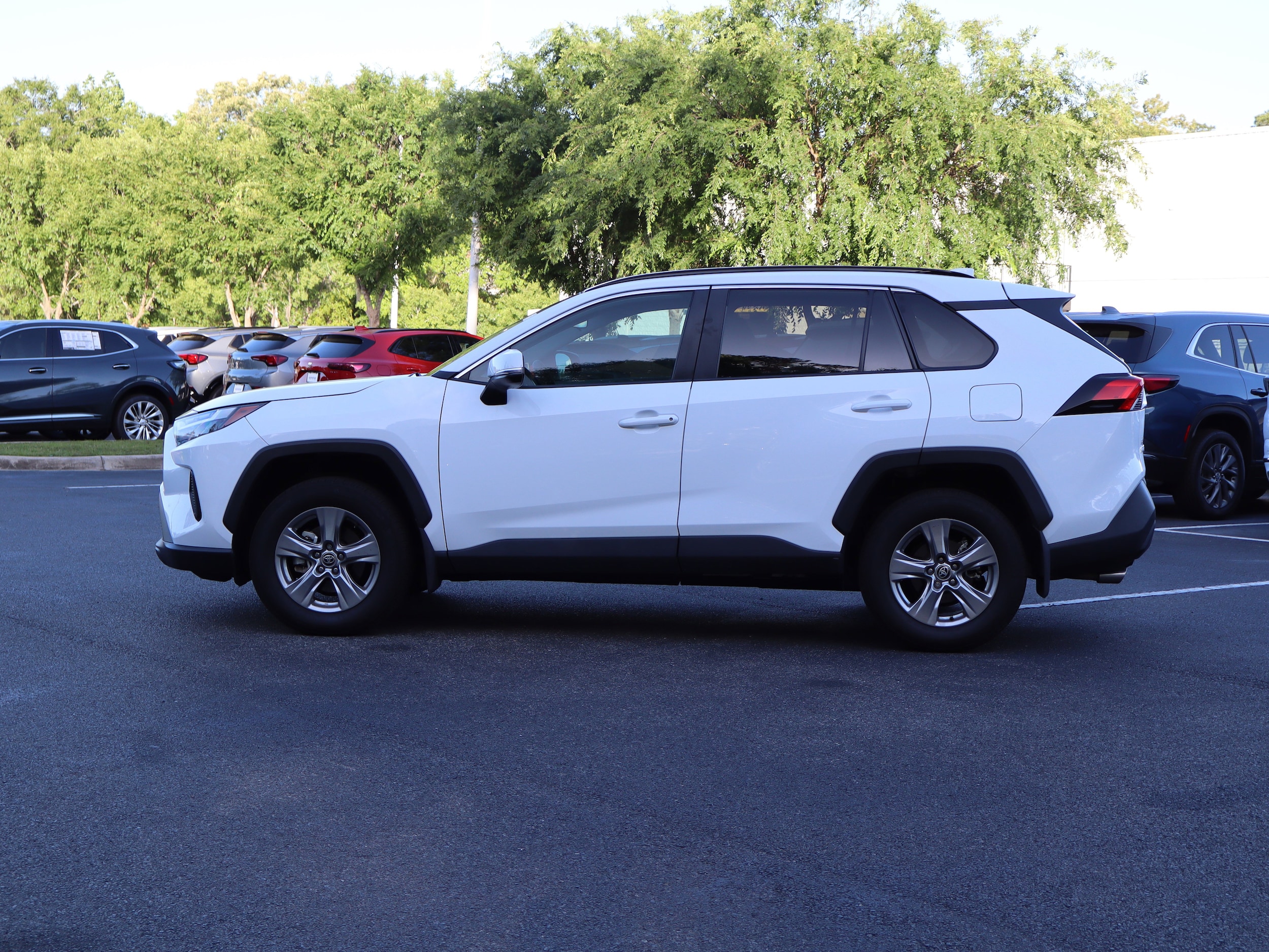 2024 Toyota RAV4 XLE photo 4