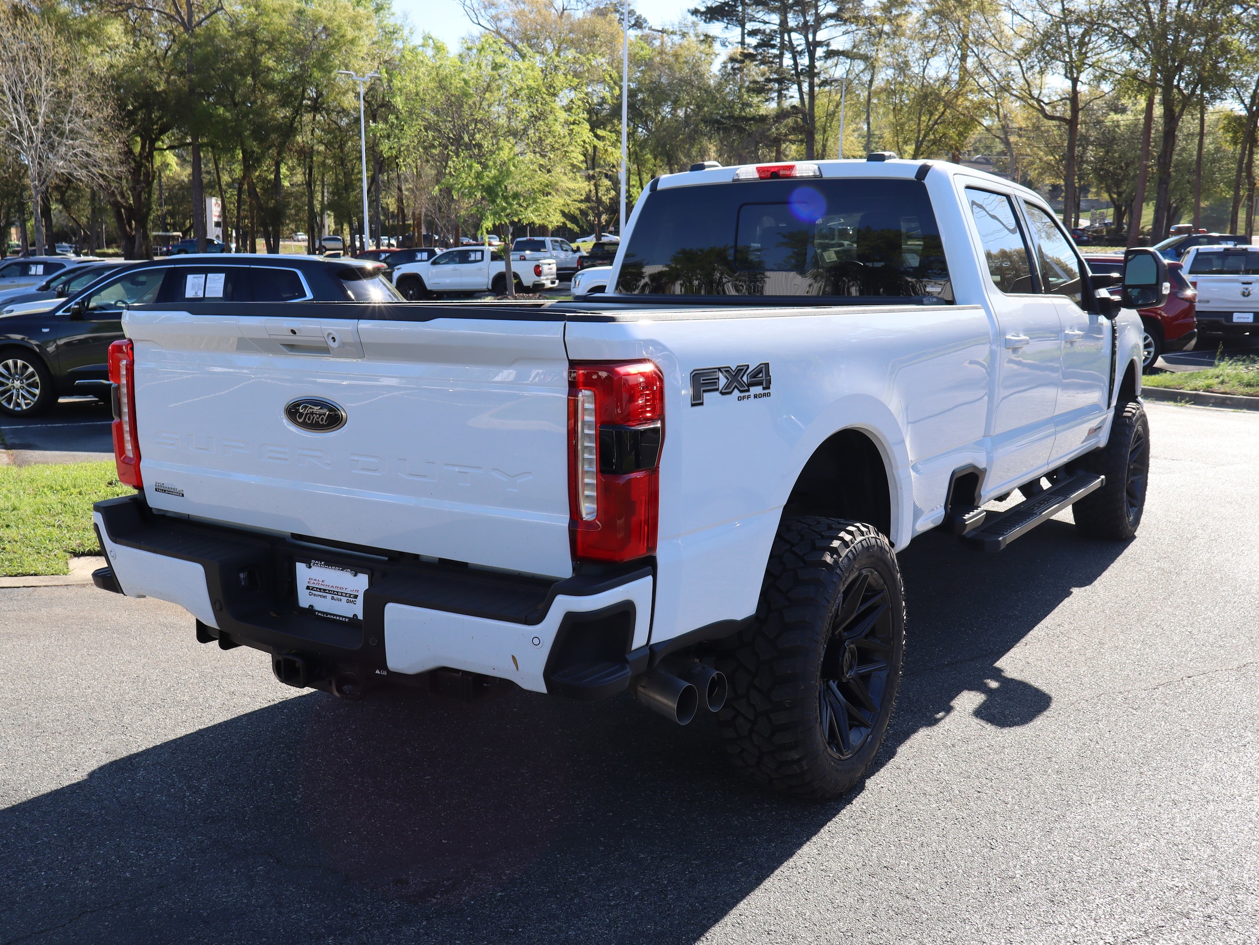 2024 Ford Super Duty F-350 SRW LARIAT photo 3