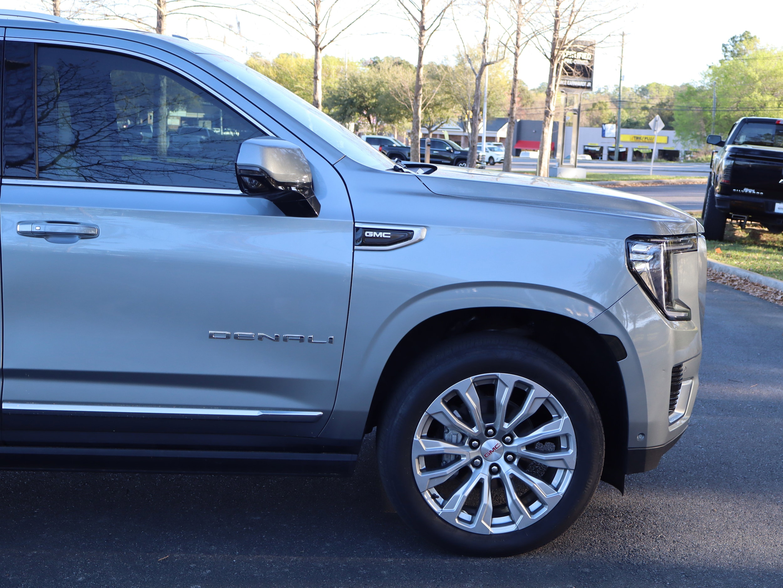 2024 GMC Yukon Denali photo 4