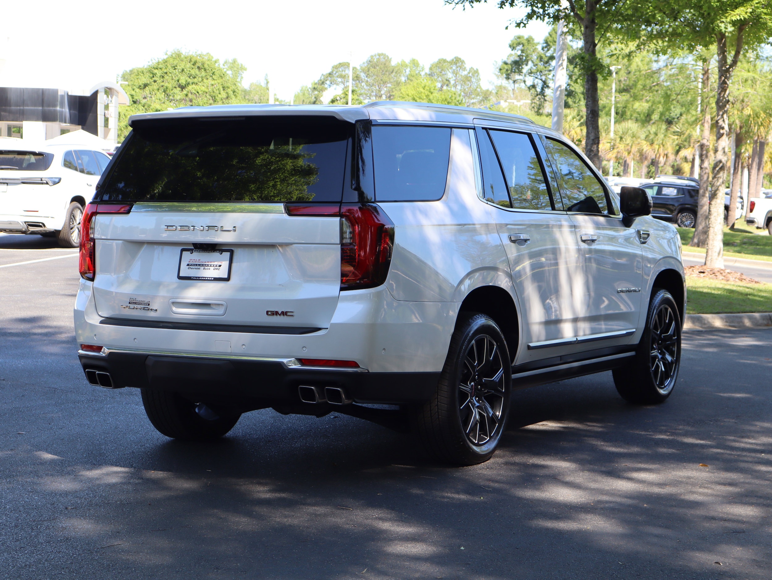 2025 GMC Yukon Denali photo 3