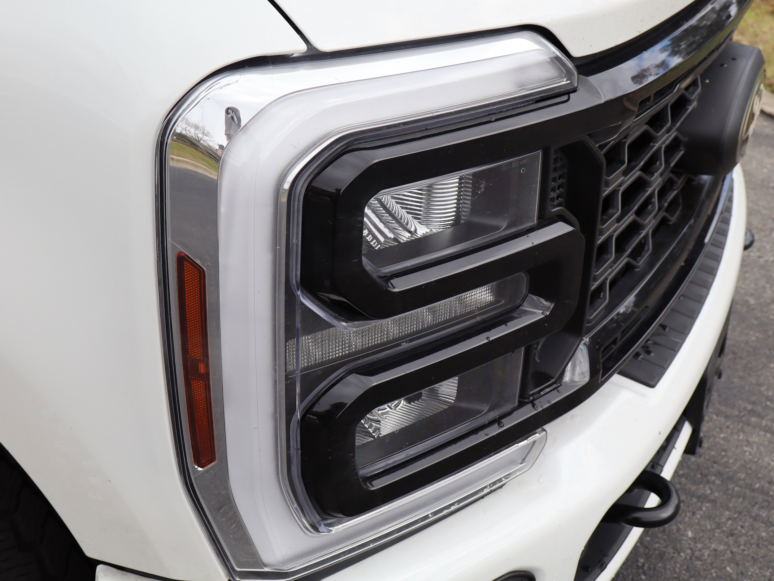 2025 Ford Super Duty F-350 SRW LARIAT photo 3