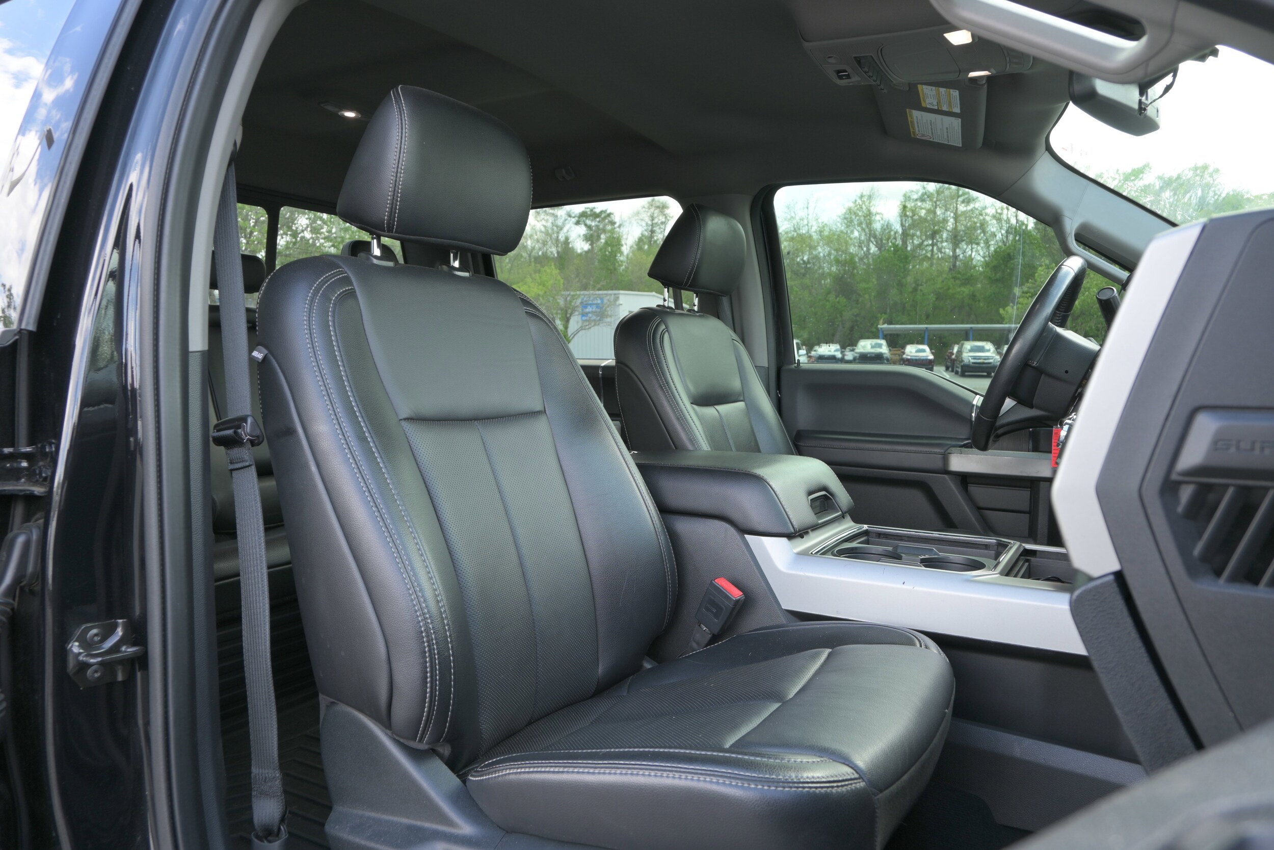 2021 Ford Super Duty F-250 SRW LARIAT photo 3