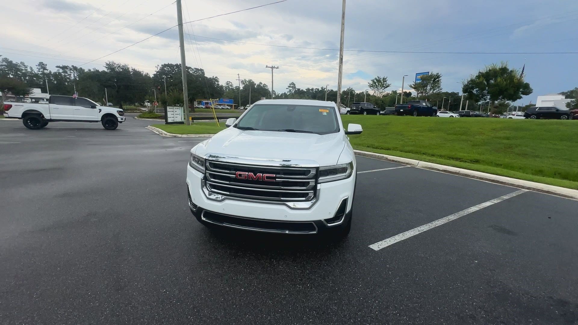 2023 GMC Acadia SLE photo 2