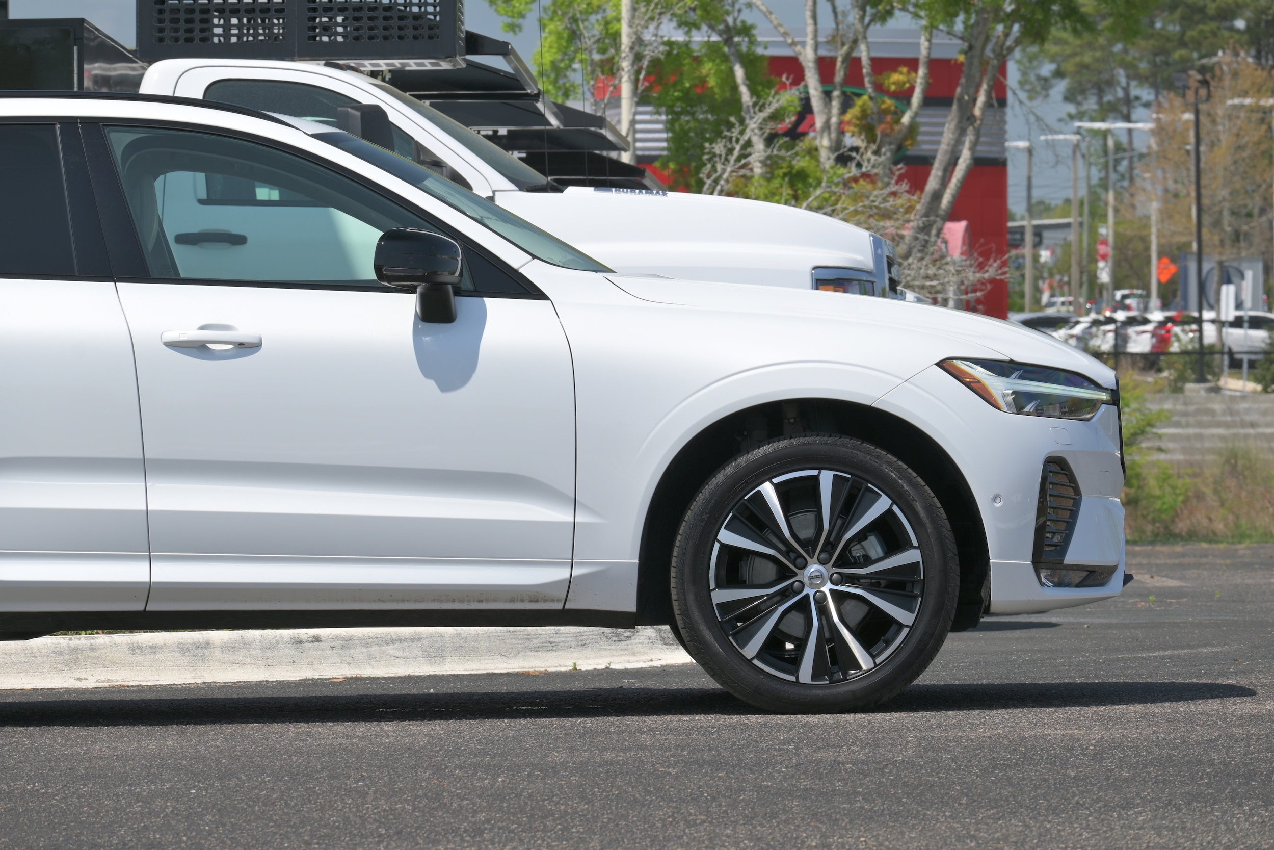 2024 Volvo XC60 Plus Dark Theme photo 4