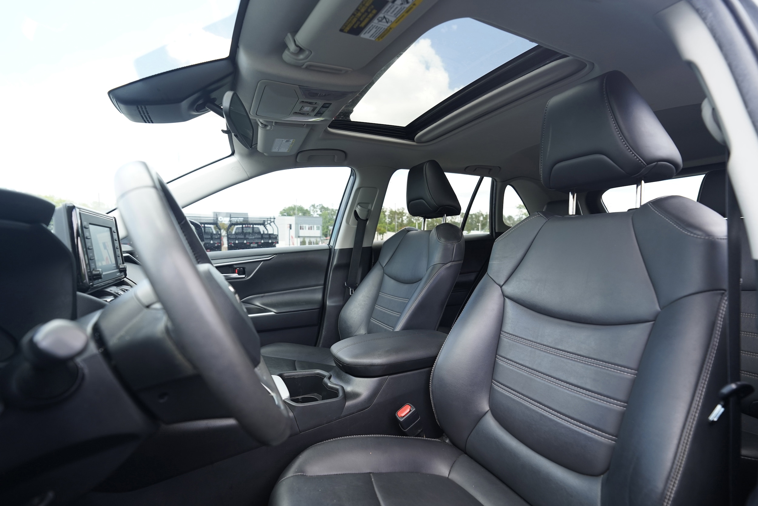 2022 Toyota RAV4 XLE Premium photo 3