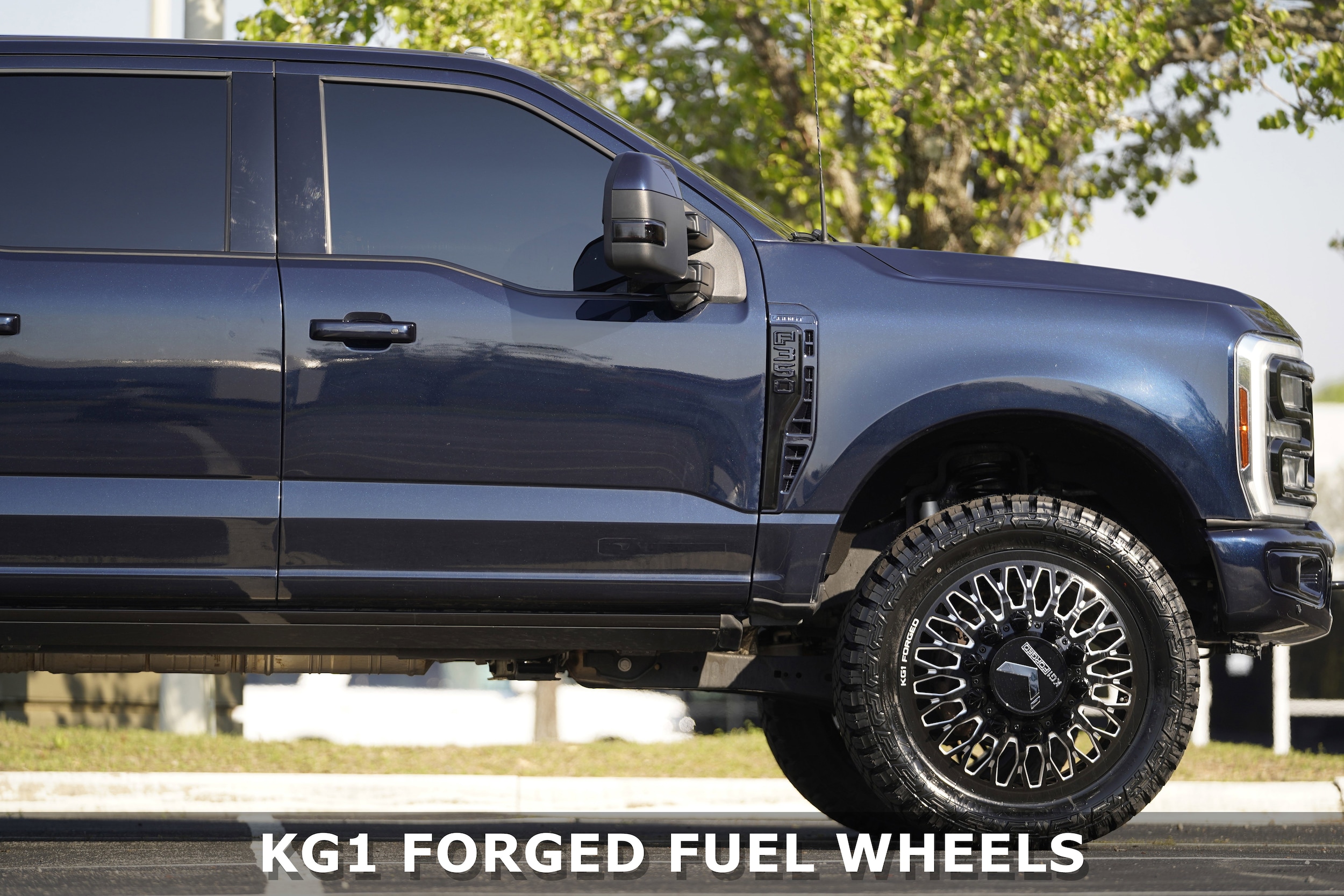 2024 Ford Super Duty F-350 DRW LARIAT photo 4