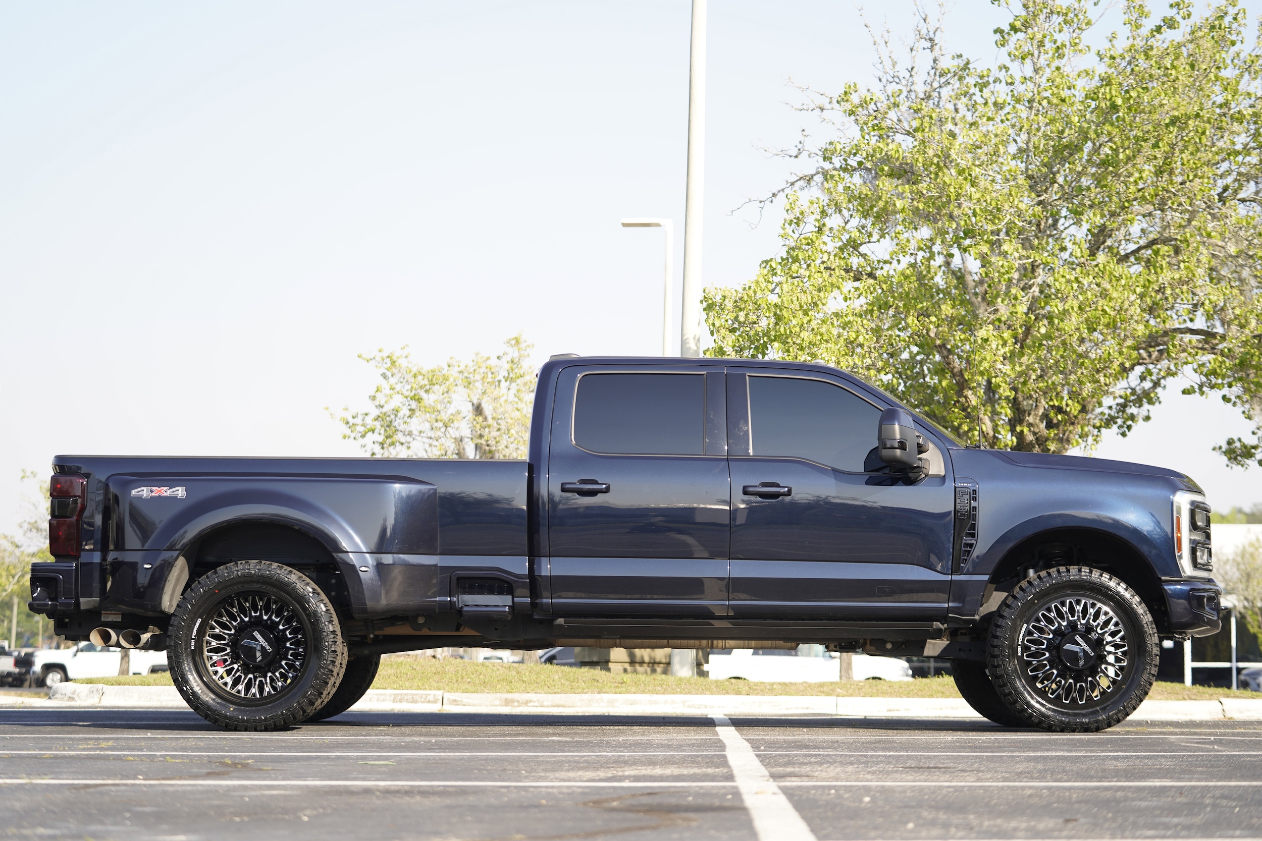 2024 Ford Super Duty F-350 DRW LARIAT photo 6