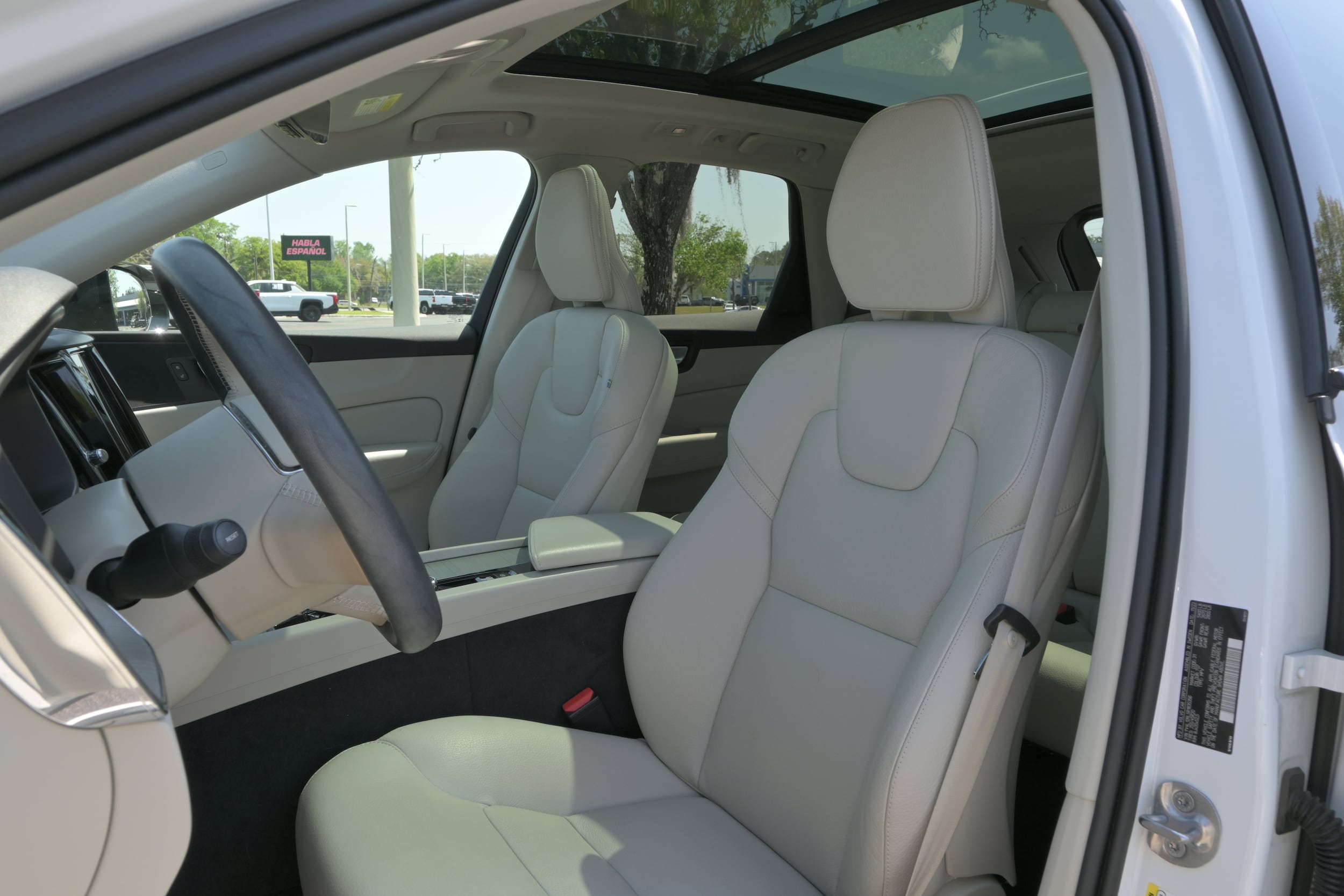 2024 Volvo XC60 Plus Dark Theme photo 6