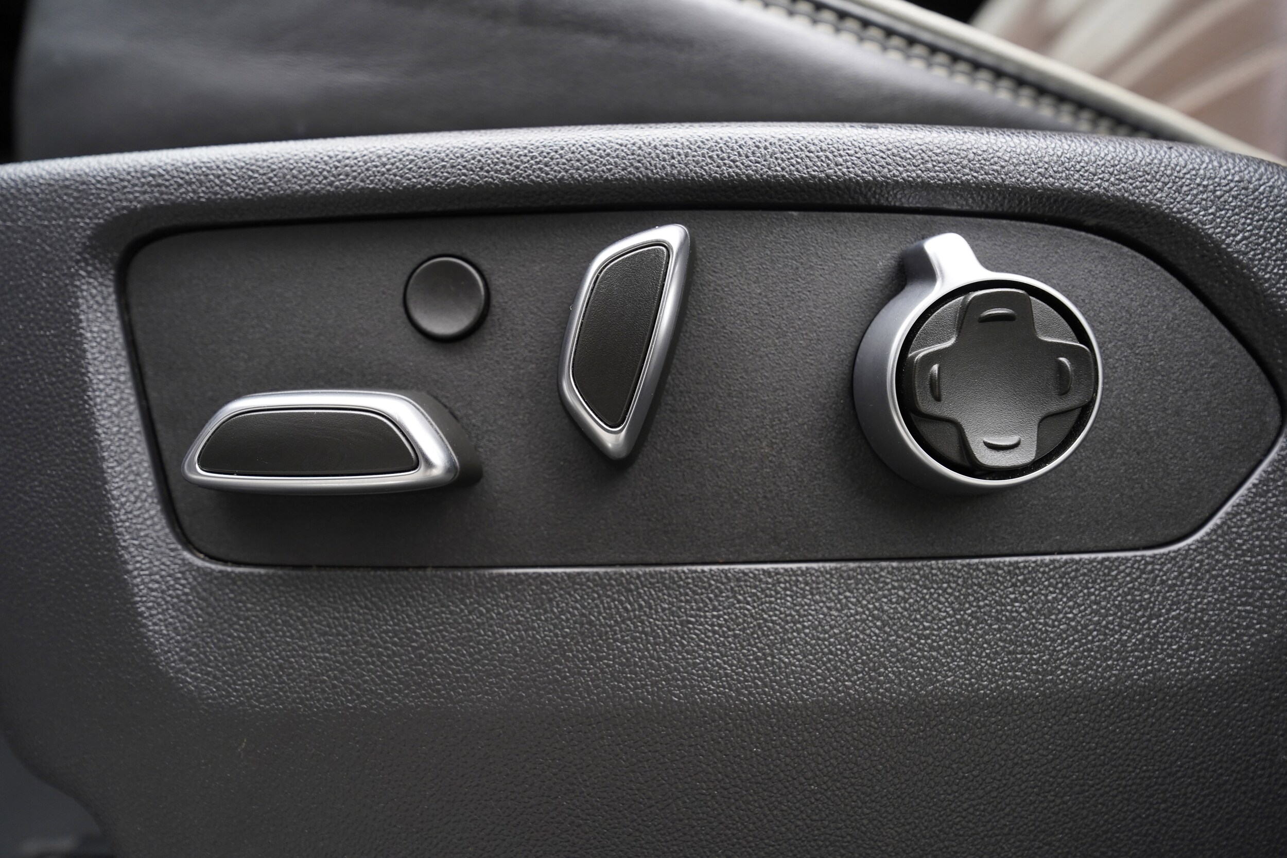 2025 GMC Sierra 3500HD Denali Ultimate photo 3