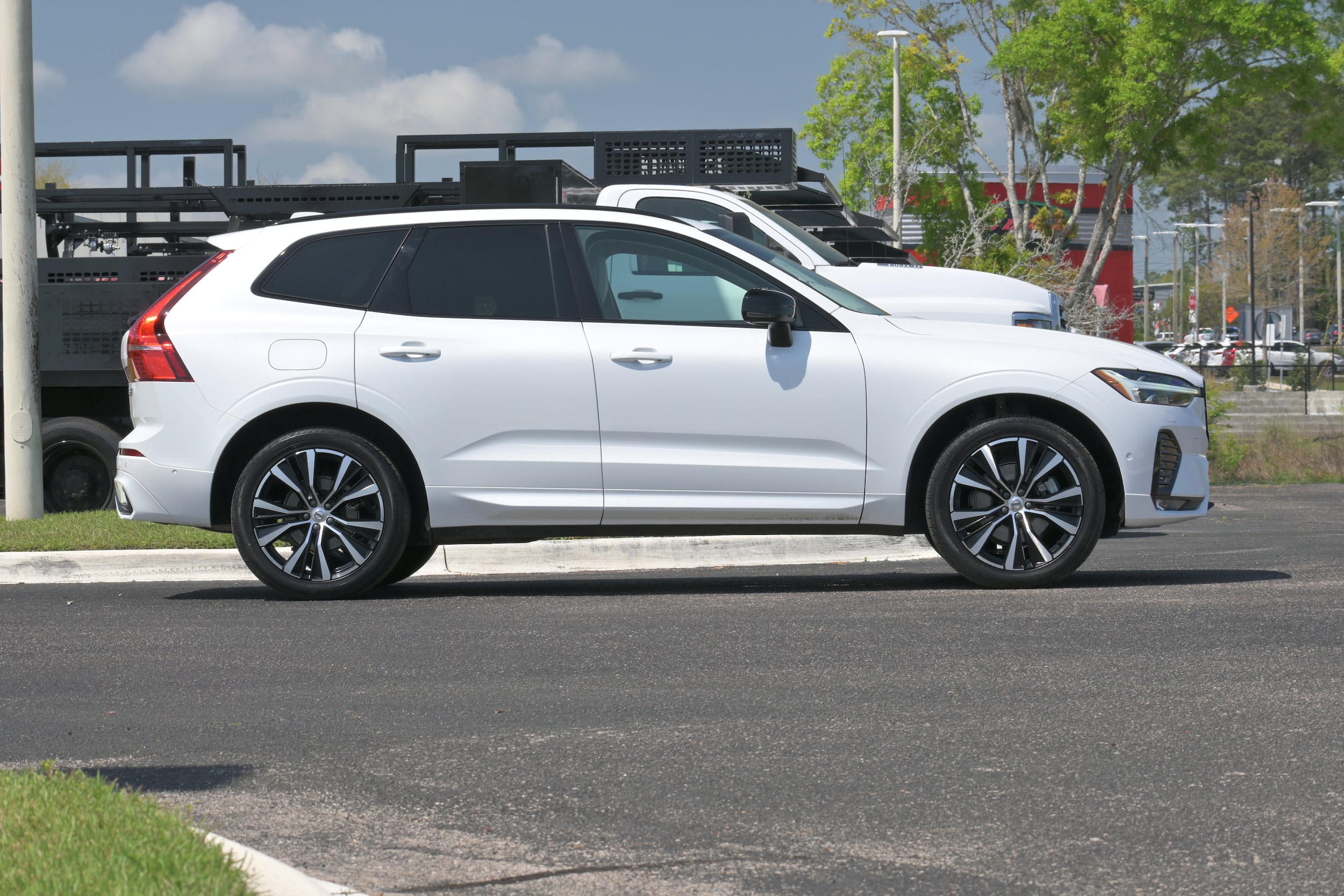 2024 Volvo XC60 Plus Dark Theme photo 5