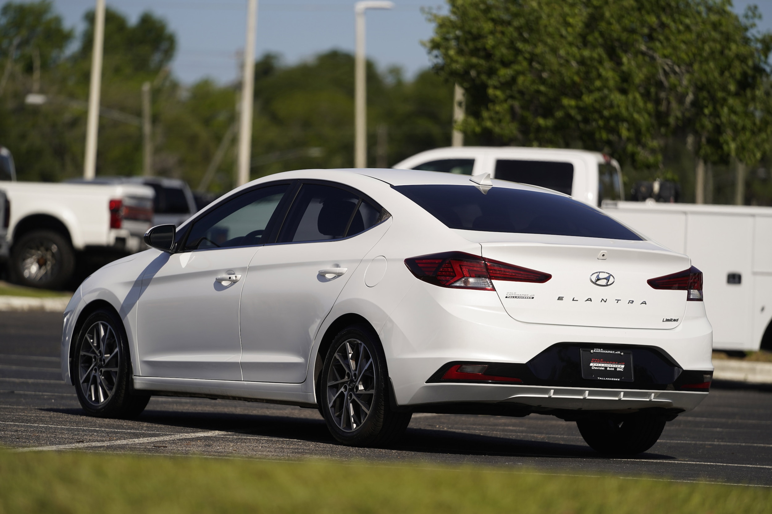 2020 Hyundai Elantra Limited photo 2