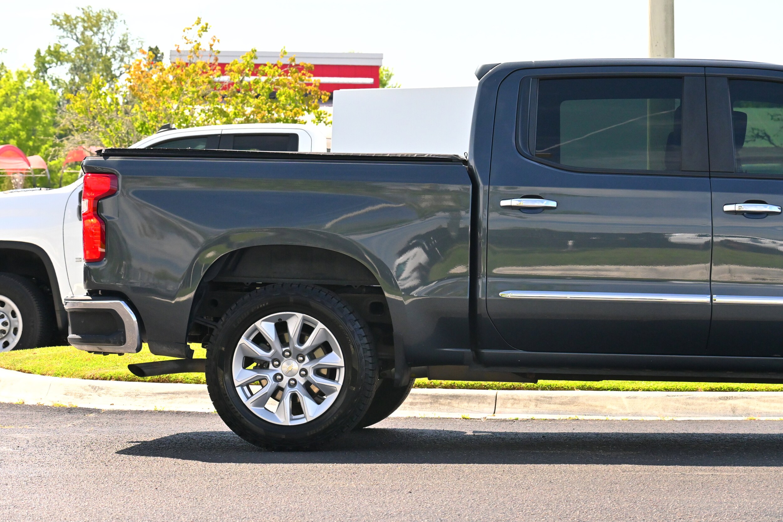 2020 Chevrolet Silverado 1500 LT photo 3