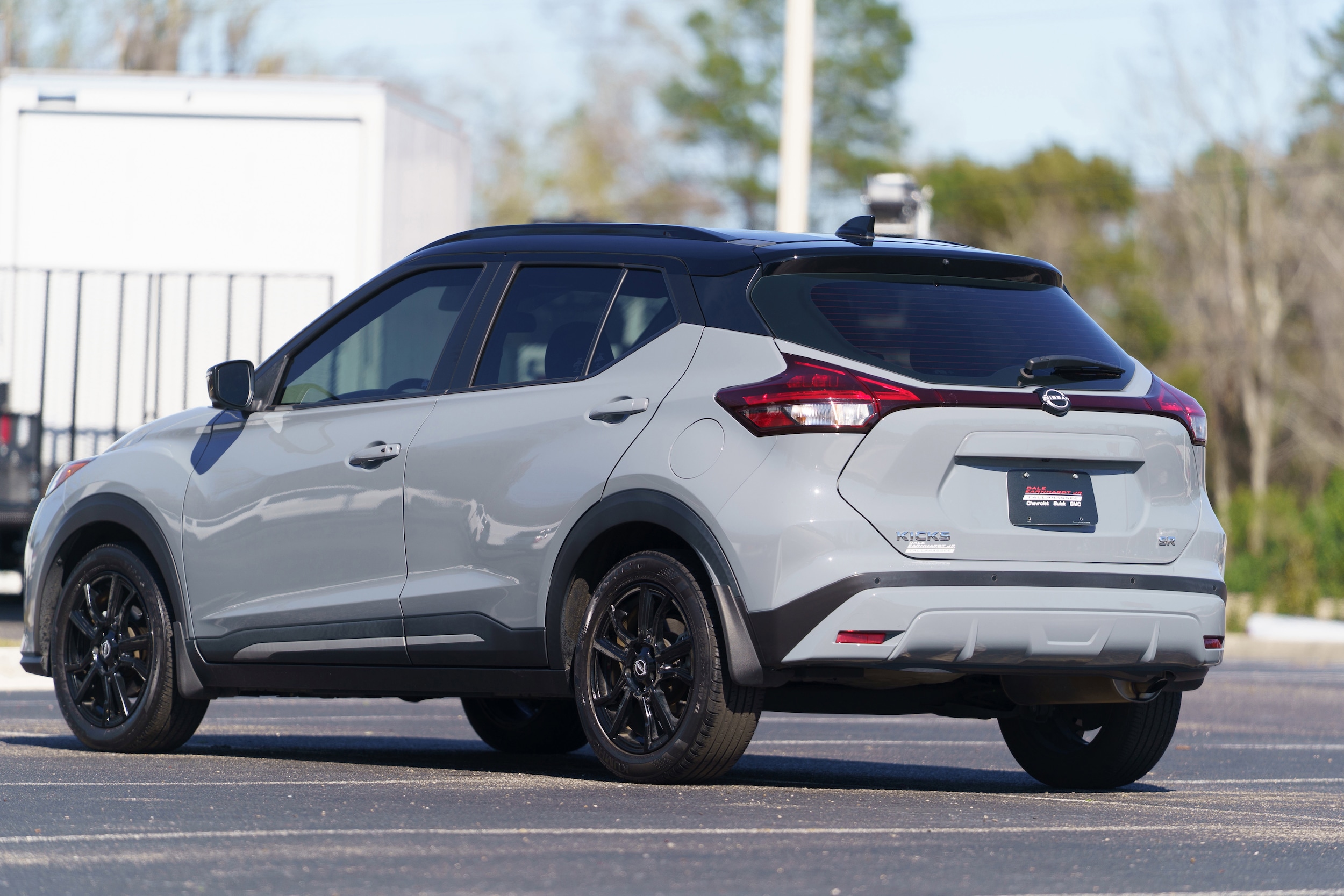 2023 Nissan Kicks SR photo 2