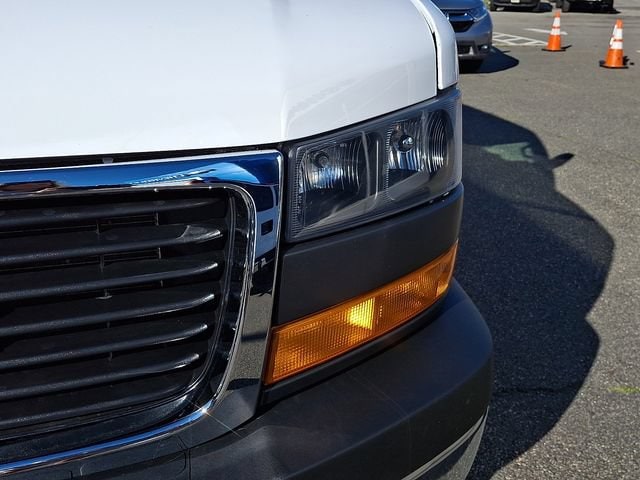 2025 GMC Savana Cargo Work Van - Photo 18