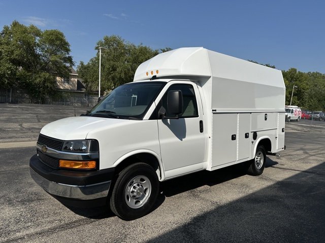 2025 Chevrolet Express Cutaway 3500 photo 2