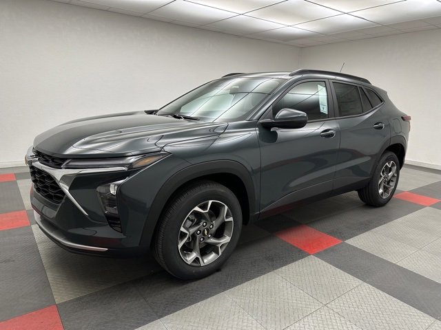 2026 Chevrolet Trax LT photo 2