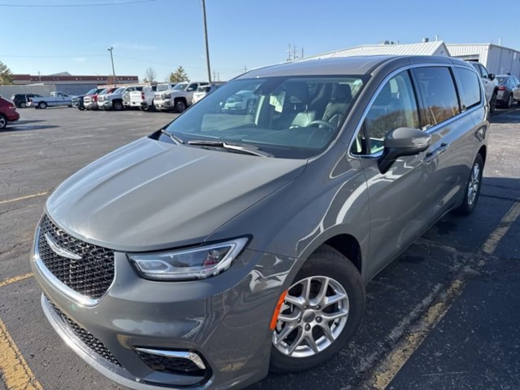 Used 2023 Chrysler Pacifica Touring L