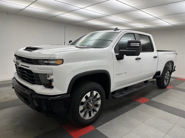 2025 Chevrolet Silverado 2500HD Custom photo 3