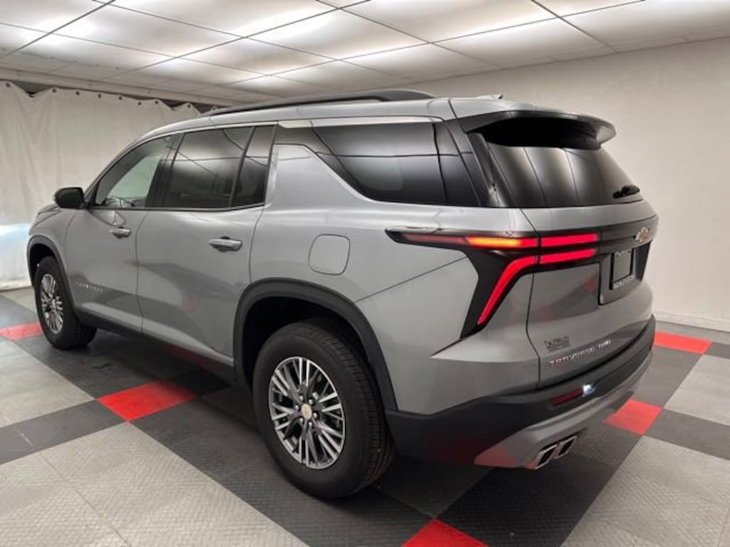 Used 2025 Chevrolet Traverse LT SUV