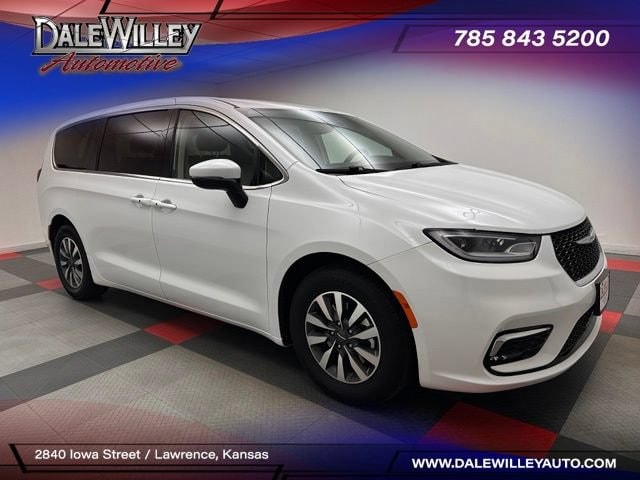 2023 Chrysler Pacifica Hybrid Touring L Hybrid's photo