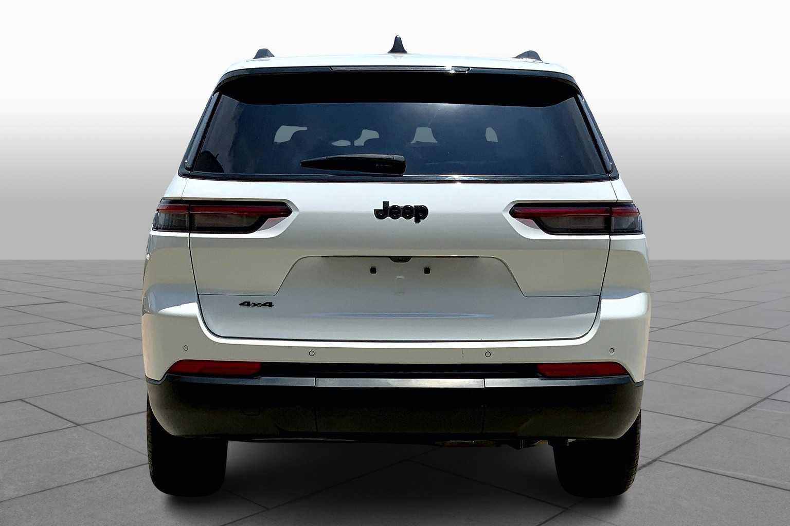 2023 Jeep Grand Cherokee Altitude photo 3