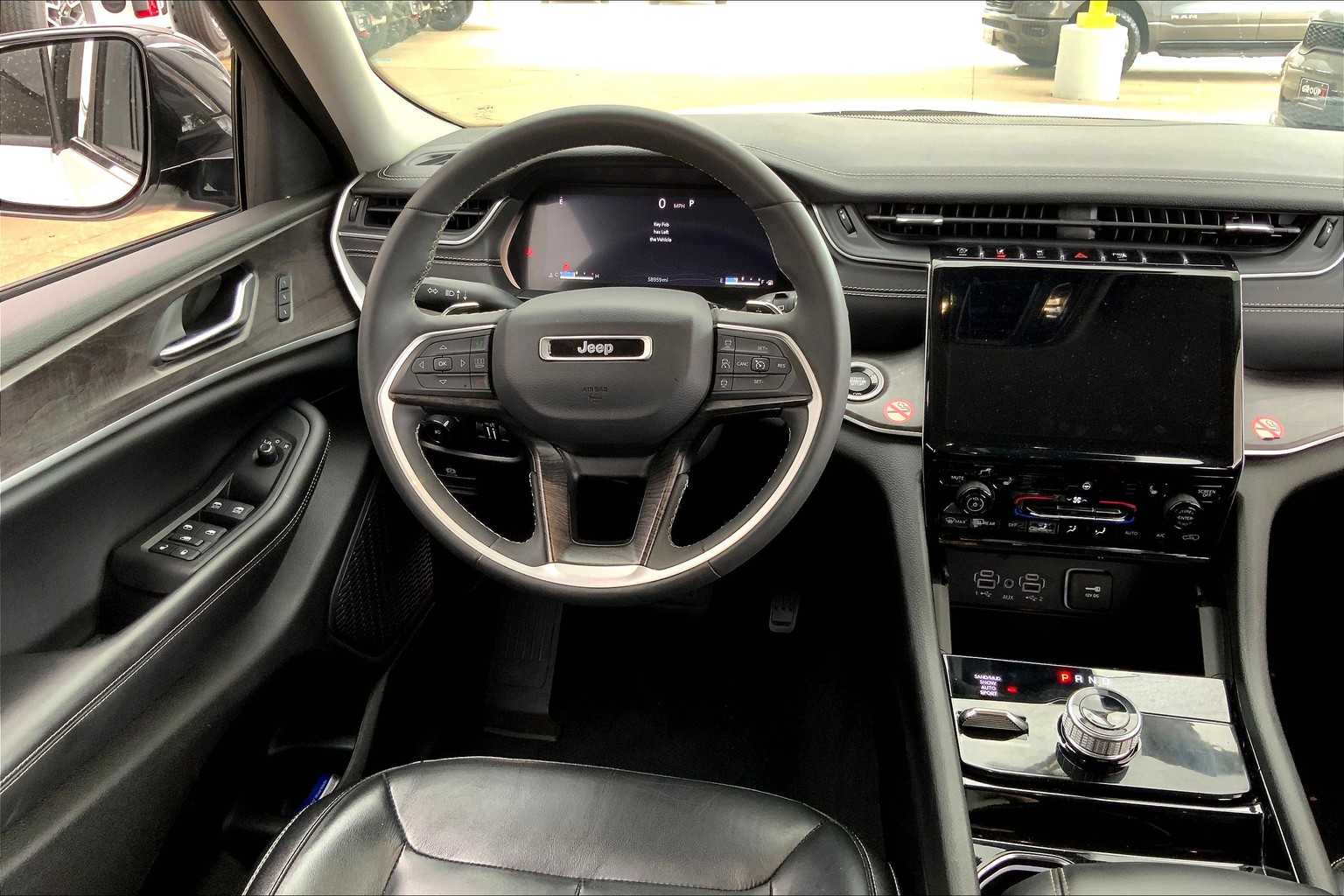 2023 Jeep Grand Cherokee Limited photo 3