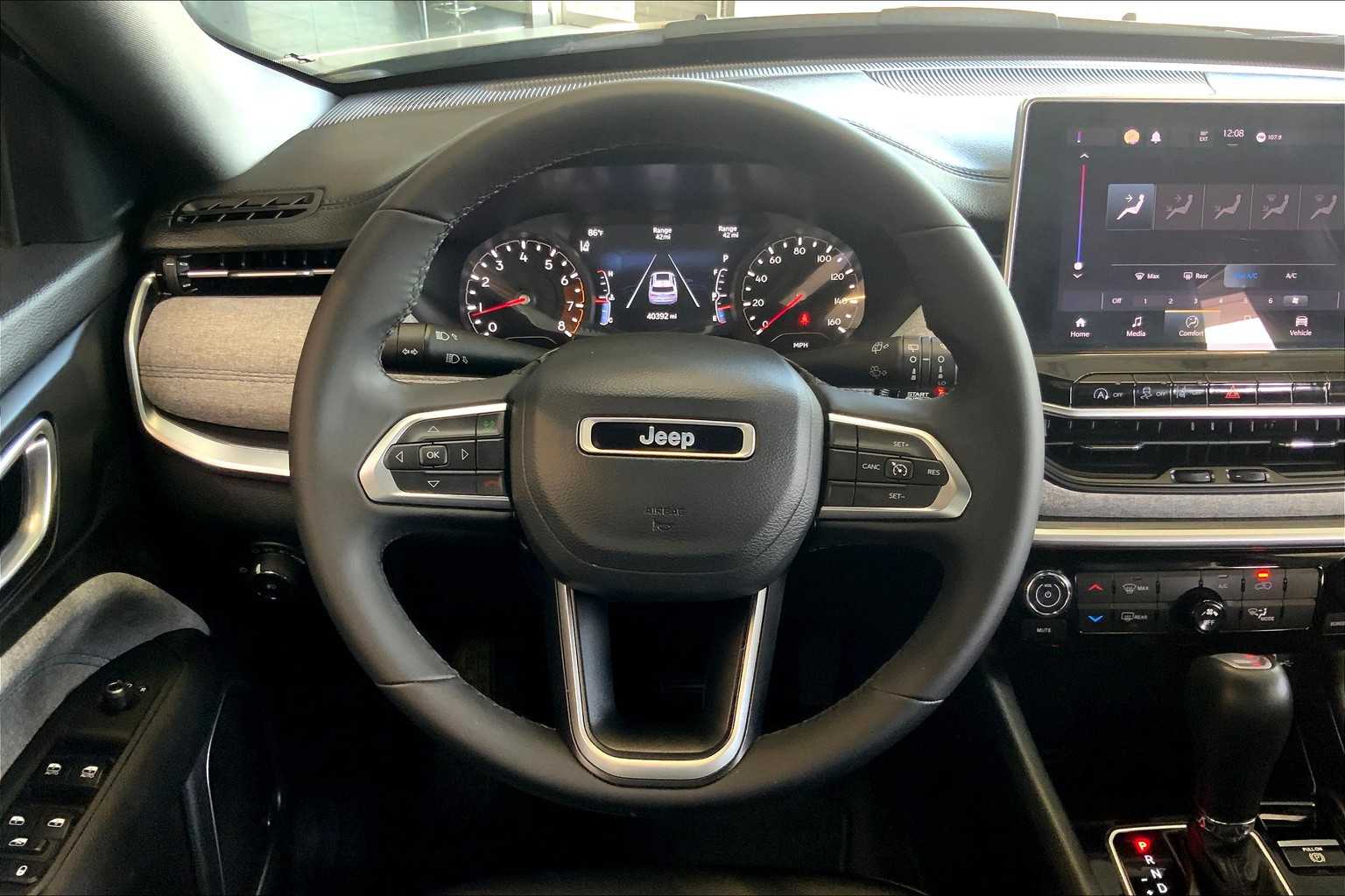 2024 Jeep Compass Latitude photo 3