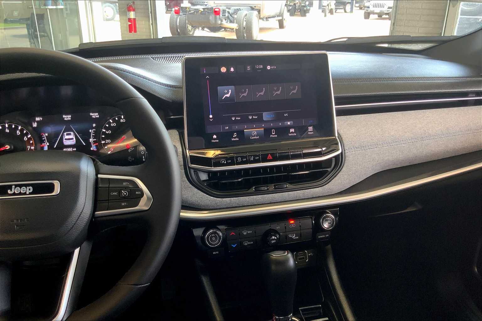 2024 Jeep Compass Latitude photo 4