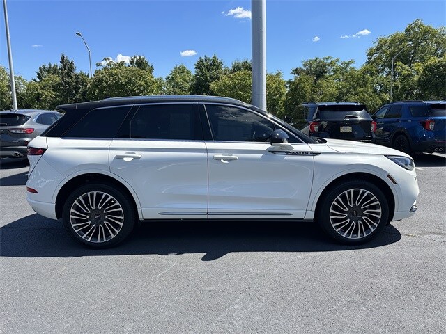 2022 Lincoln Corsair Standard photo 2